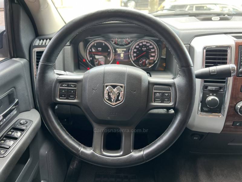 DODGE - RAM - 2011/2012 - Prata - R$ 209.900,00