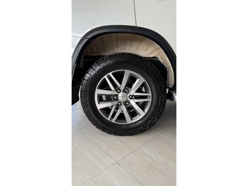 TOYOTA - HILUX - 2012/2013 - Branca - R$ 249.900,00