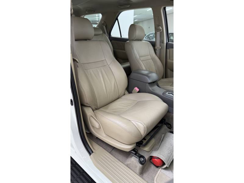 TOYOTA - HILUX SW4 - 2012/2013 - Branca - R$ 139.900,00