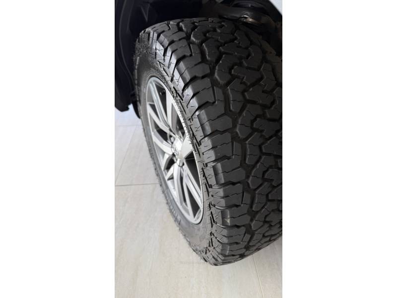 TOYOTA - HILUX - 2012/2013 - Branca - R$ 249.900,00