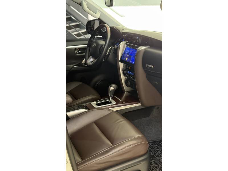 TOYOTA - HILUX - 2012/2013 - Branca - R$ 249.900,00