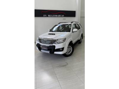 TOYOTA - HILUX SW4 - 2012/2013 - Branca - R$ 139.900,00