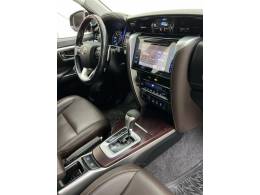 TOYOTA - HILUX SW4 - 2017/2017 - Preta - R$ 216.990,00