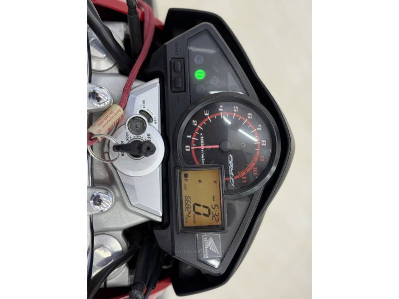 HONDA - CB 300R - 2015/2015 - Vermelha - R$ 14.500,00