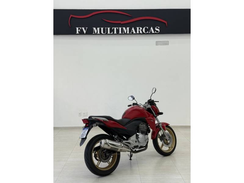 HONDA - CB 300R - 2015/2015 - Vermelha - R$ 14.500,00