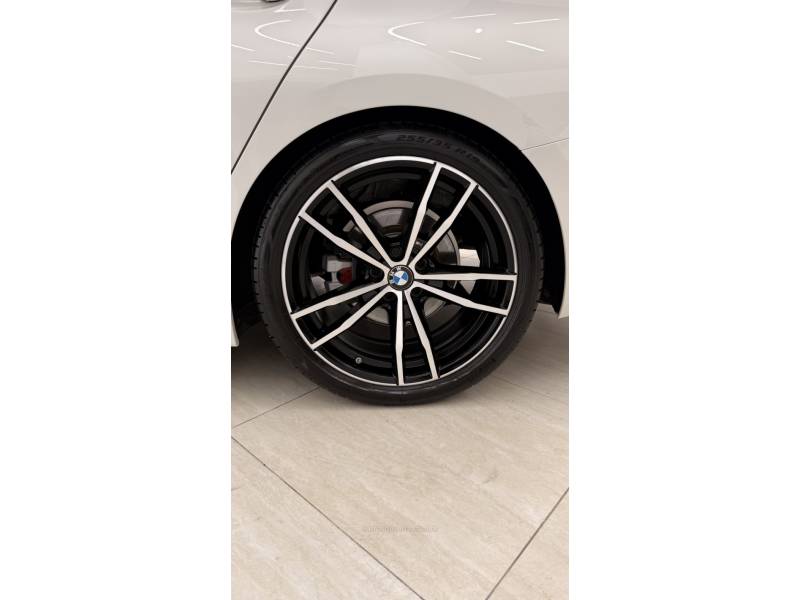 BMW - 320I - 2022/2022 - Branca - R$ 239.900,00